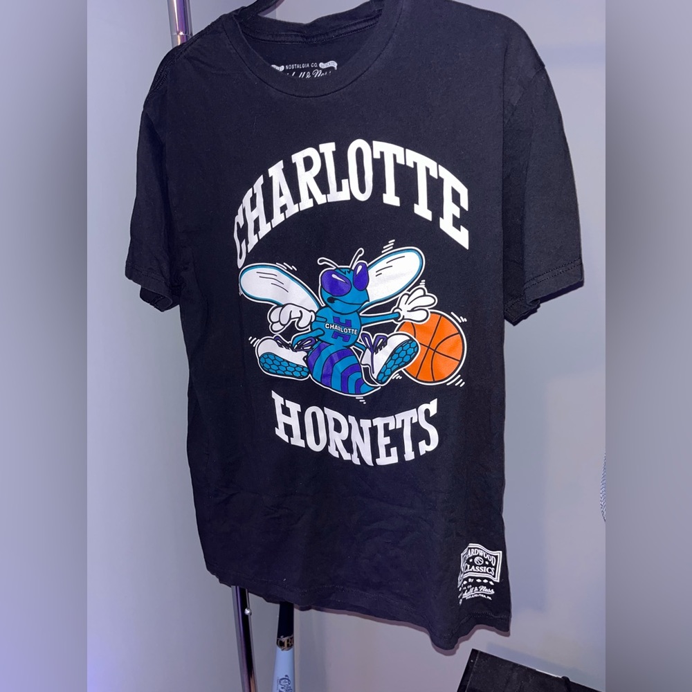 Men’s Mitchell & ness “charlotte hornets” tshirt size L